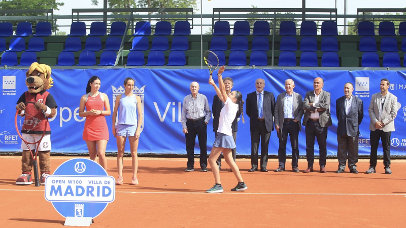 Saque inaugural y rueda de prensa del torneo ITF W100 Villa de Madrid, en el Club de Campo